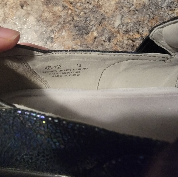 Slightly used Algeria nursing shoes - Picture 3 of 4